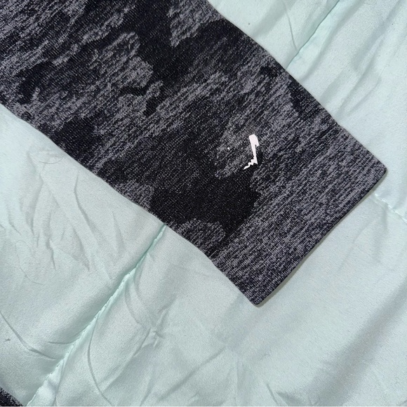 EUC Women’s Gymshark Camo Seamless Size Small - Picture 4 of 6